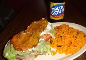 El sándwich puertorriqueño llamado Jibarito, fue inventado en Chicago en 1995. Foto por Sylvia Obén.